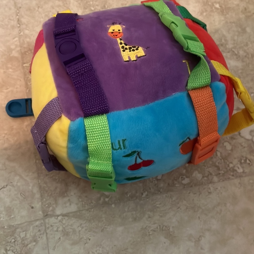 Buckle Toys - Bingo cube w/12 buckles, 1 zipper and embroidered numbers colorful - Picture 4 of 5